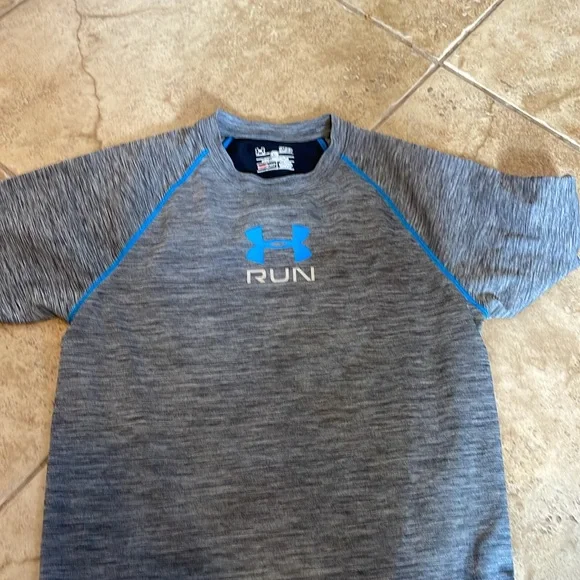 4 Under Armour heat gear short sleeves shirts, 1 adidas long sleeve - Picture 13 of 17